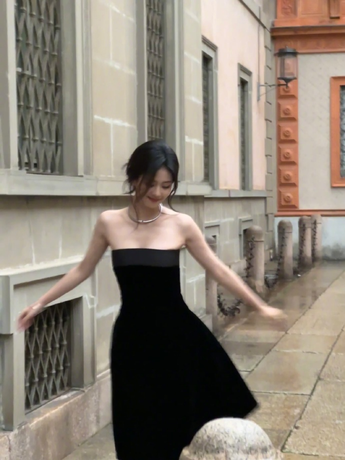 美女8X8X专区展示